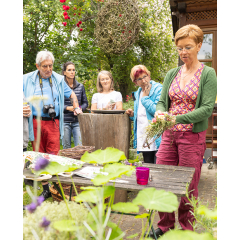 Blumen stecken und Kranz binden